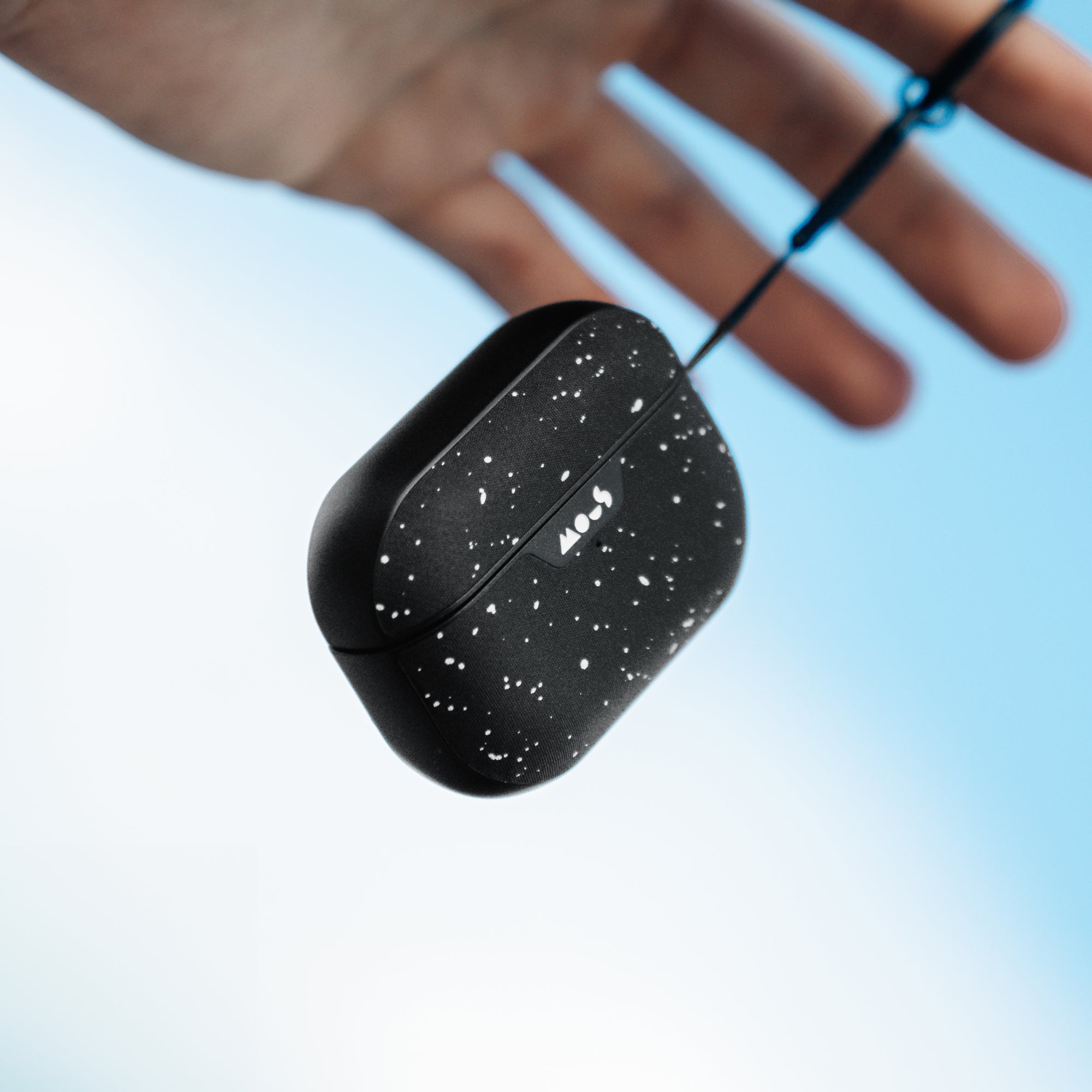 mous-speckled-fabric-airpods-pro-case-coque-noire-tissu-chin-ultra-protectrice image 8