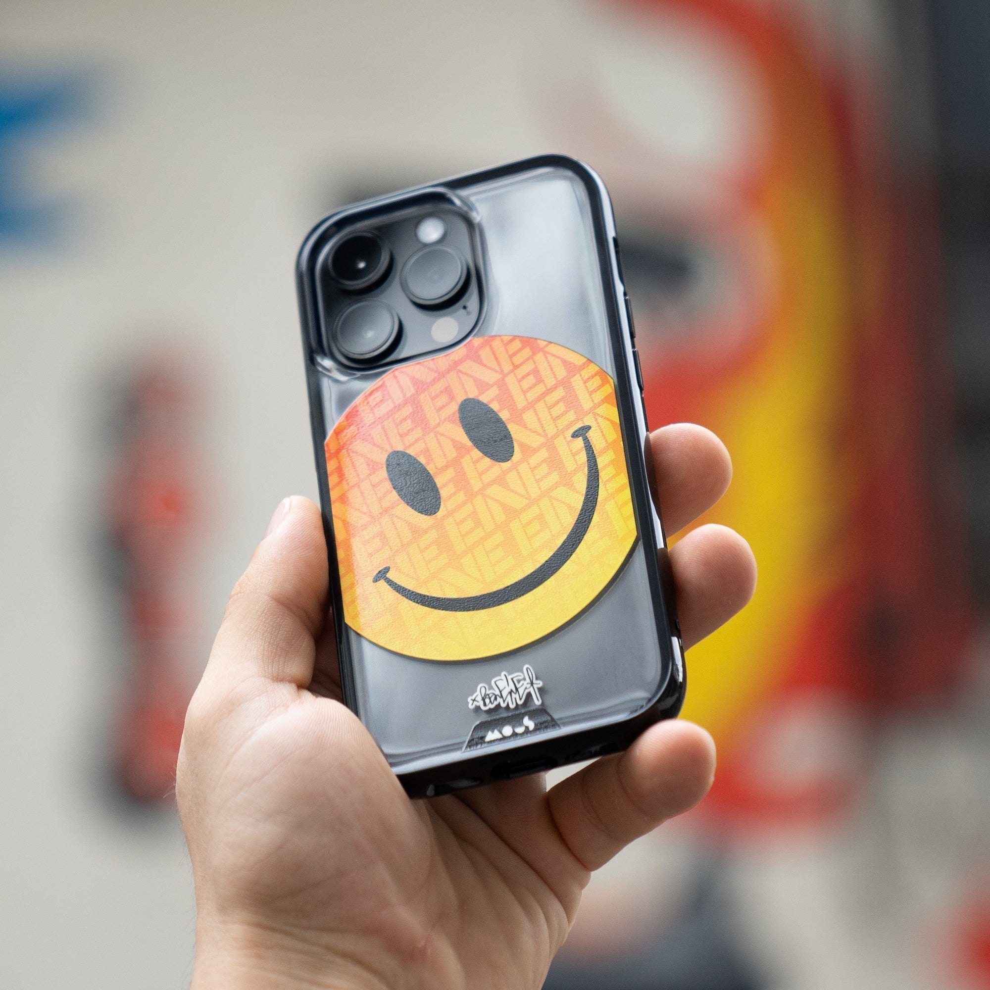 coque-de-protection-mous-x-ben-eine-orange-smiley-typography-magsafe-pour-iphone image 2