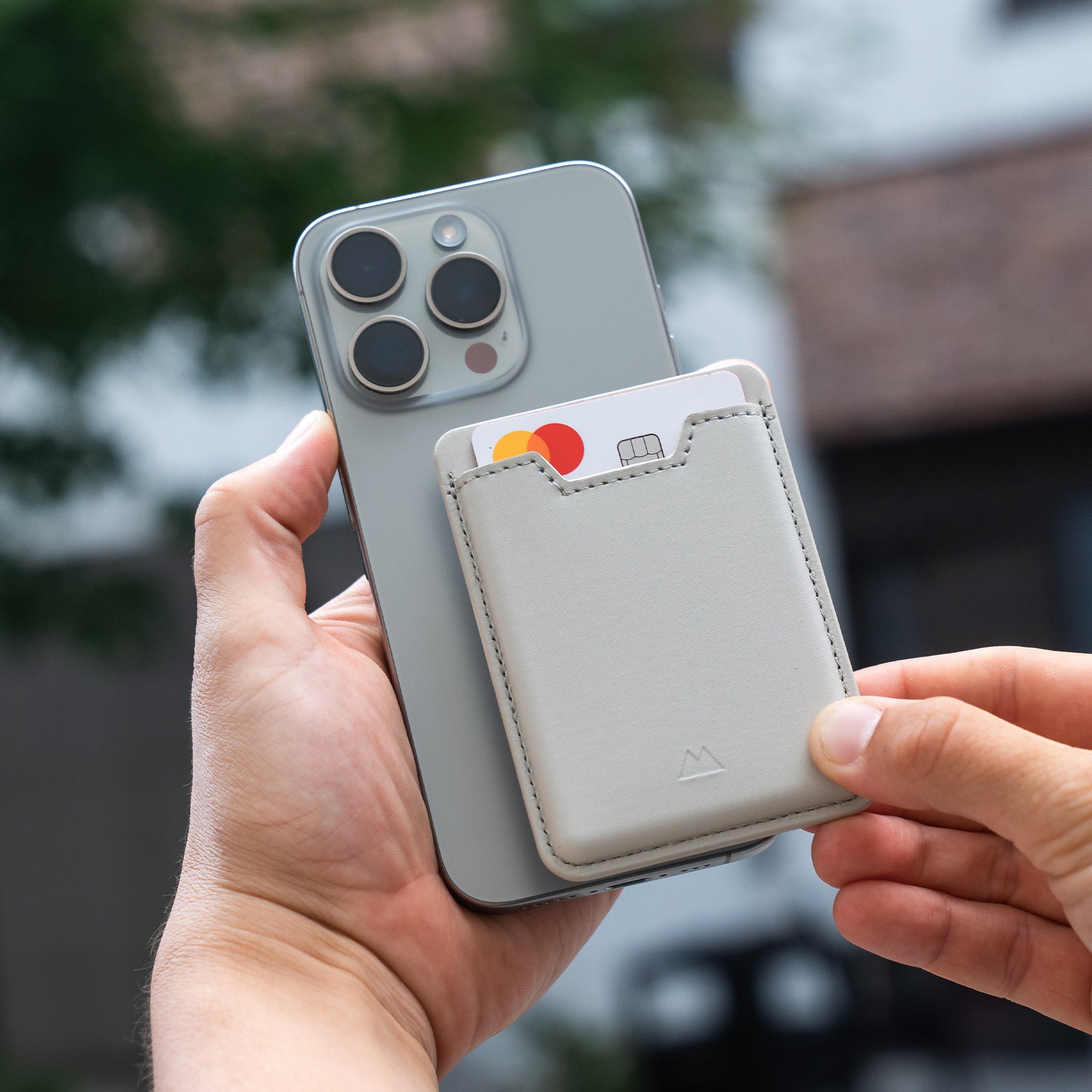 mous-clarity-portefeuille-cartes-stone-magsafe-compatible image 2