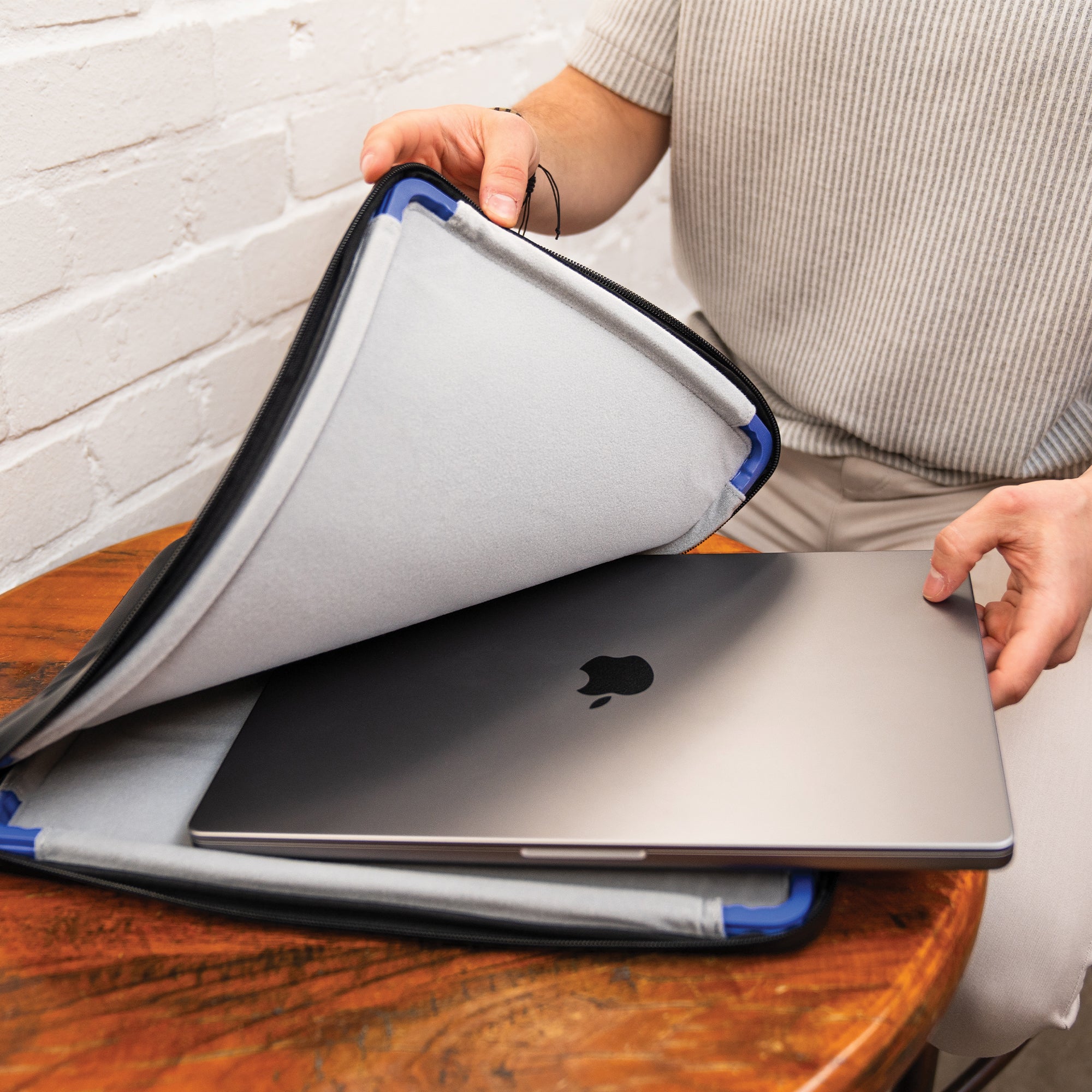 mous-housse-macbook-pro-avec-poign-e-14-et-16-pouces-airofoam-ultra-protectrice image 8