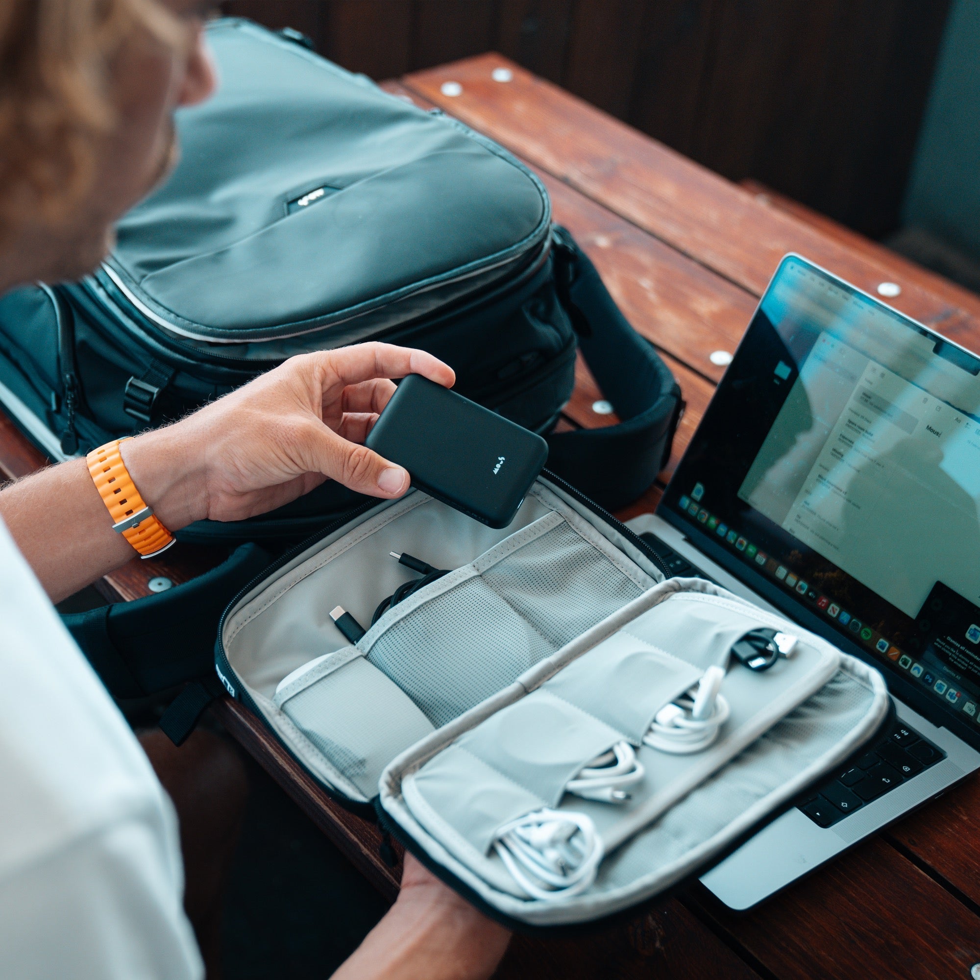 mous-tech-pouch-optimal-organiseur-accessoires-tech-noir image 2