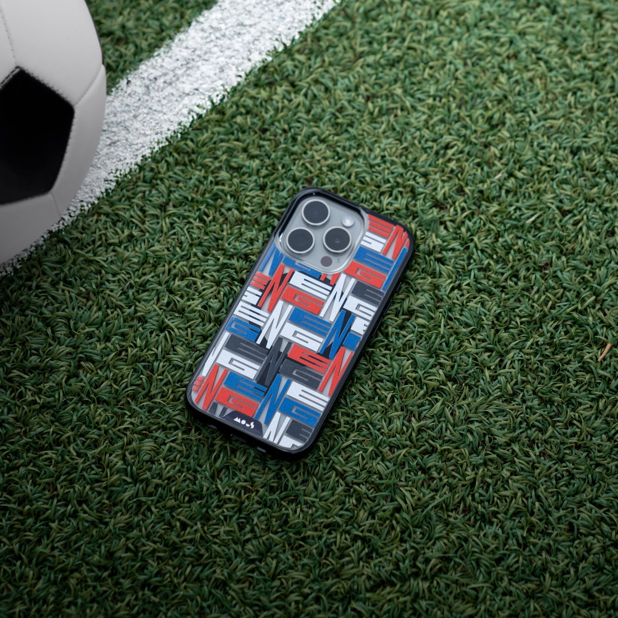 coque-de-protection-mous-x-england-one-family-bleu-rouge-magsafe-pour-iphone-14- image 7