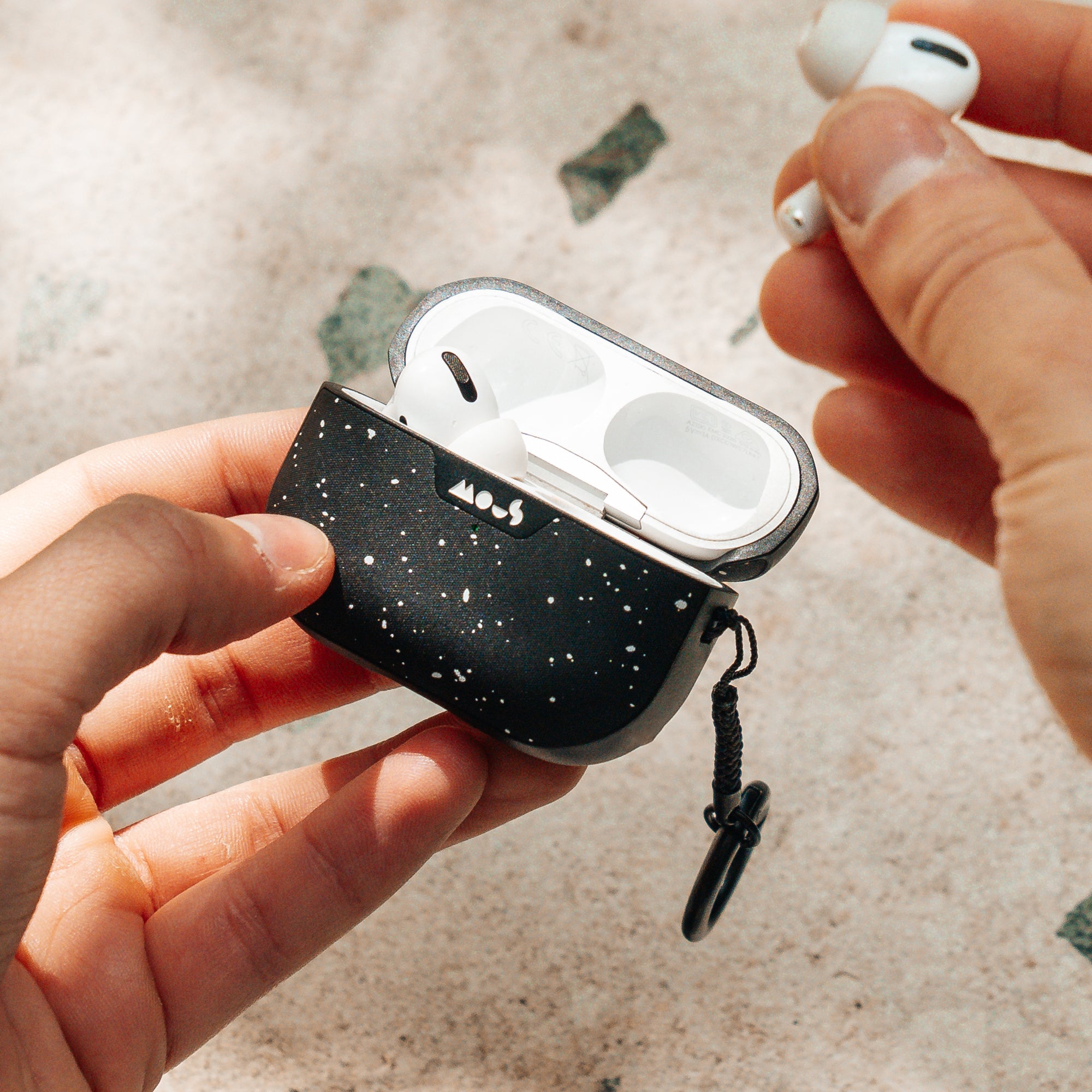 mous-speckled-fabric-airpods-pro-case-coque-noire-tissu-chin-ultra-protectrice image 7