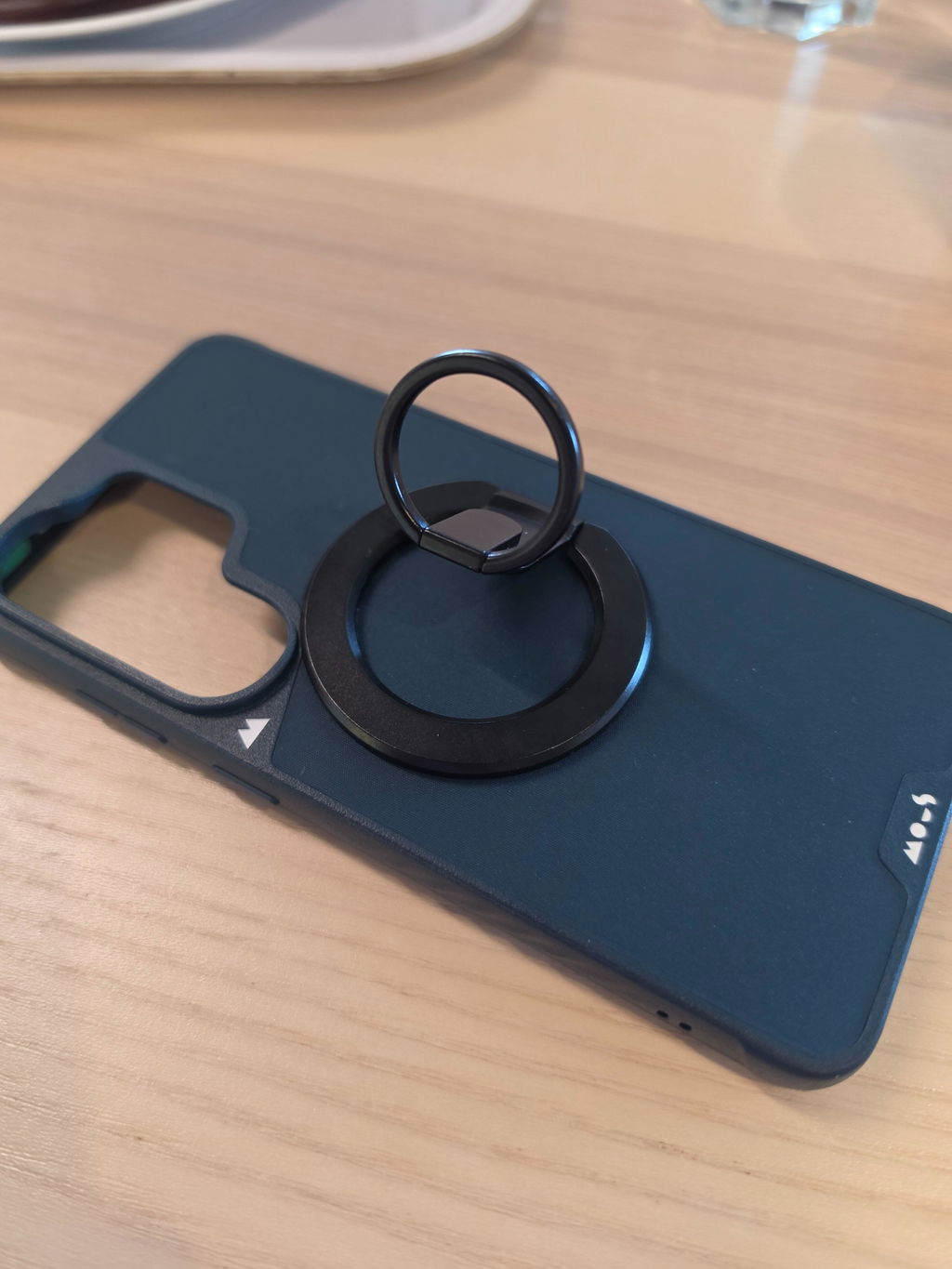 Très bonne coque, un peu rigide au début