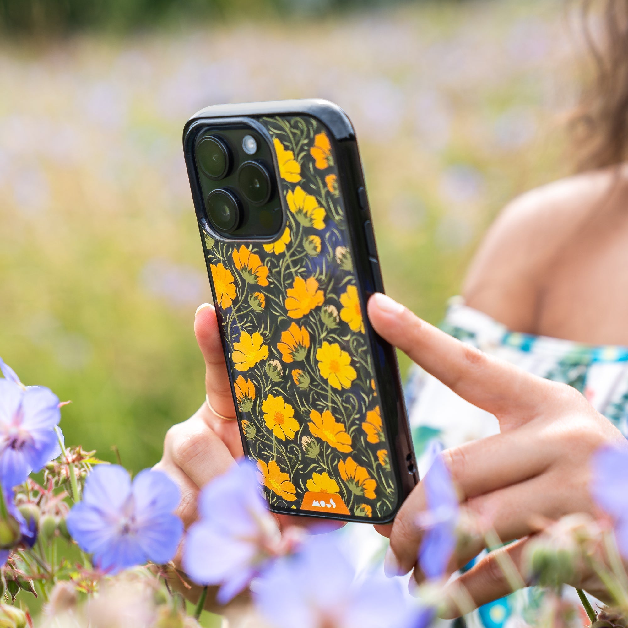 mous-cosmos-orange-coque-de-protection-iphone-12-fleurs image 8