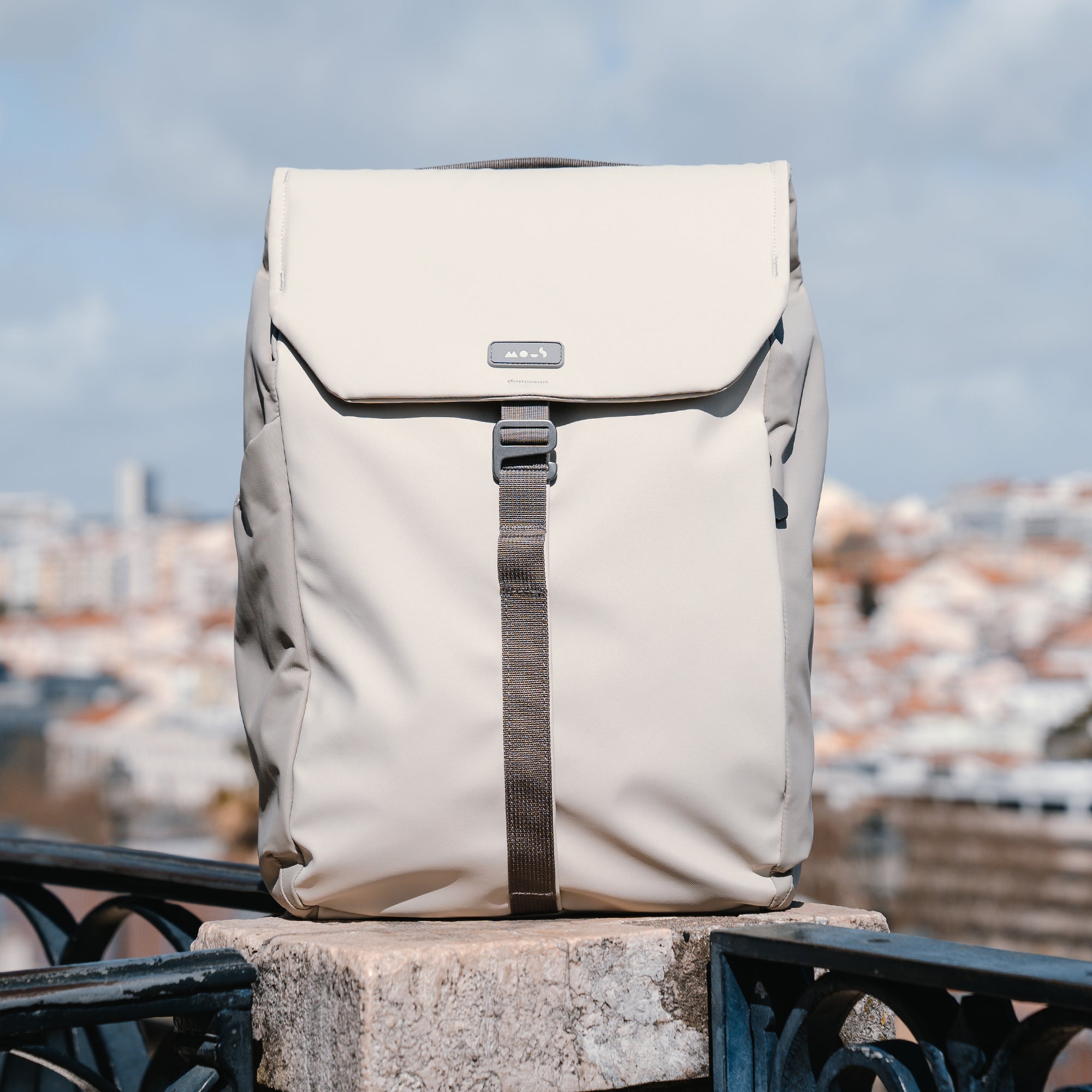 mous-day-sac-dos-20-litres-stone-flap-beige-d-perlant image 5