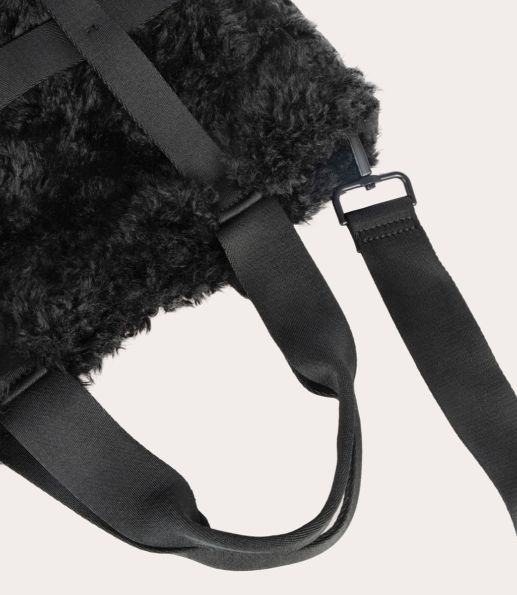 tucano-cage-tote-bag-cabas-en-fausse-fourrure-grille-rubans image 4