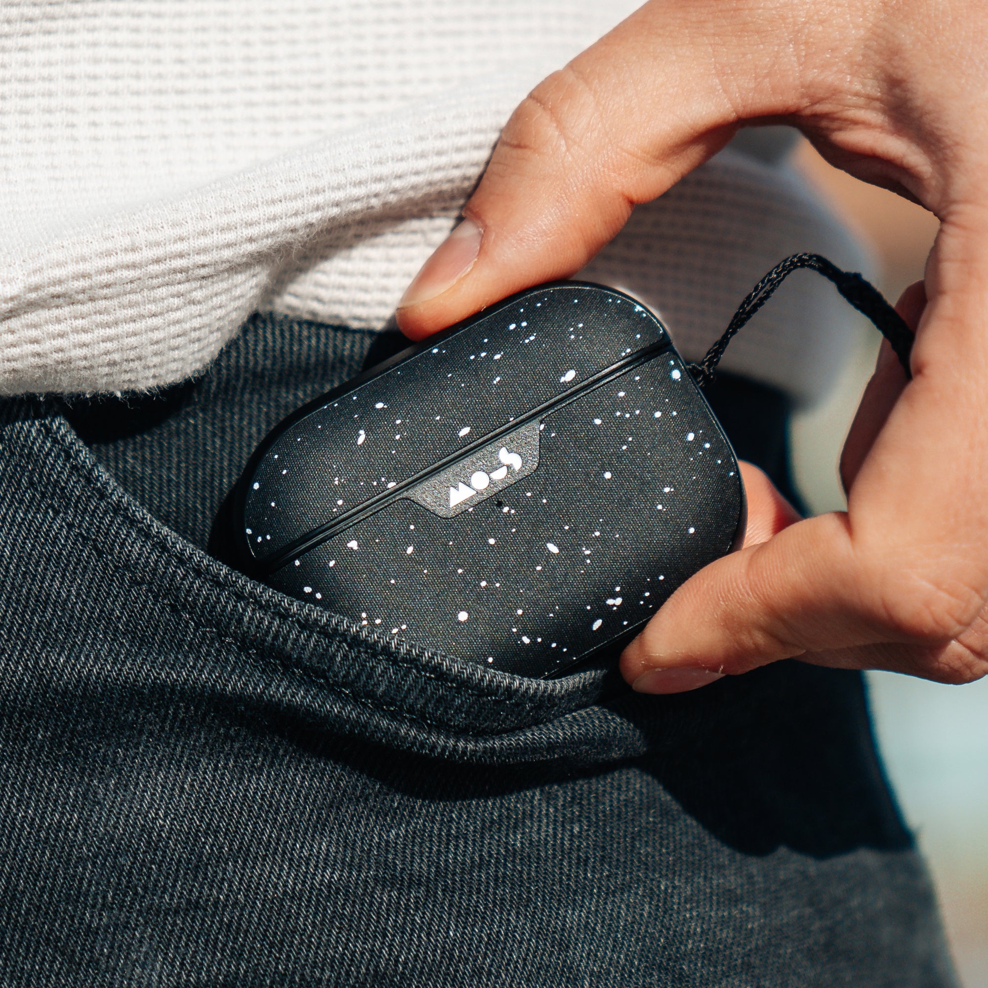 mous-speckled-fabric-airpods-pro-case-coque-noire-tissu-chin-ultra-protectrice image 6