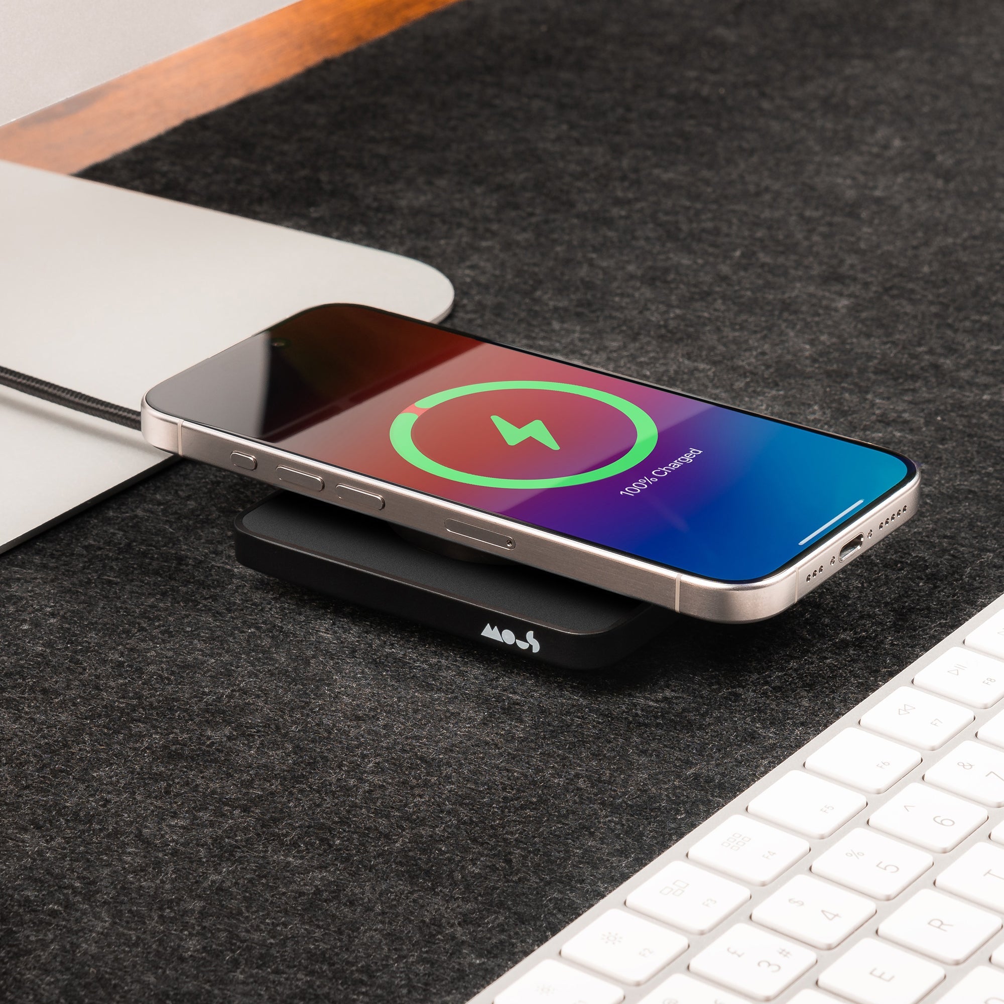 mous-charging-pad-qi2-15w-chargeur-sans-fil-noir-mat-magsafe-compatible image 6