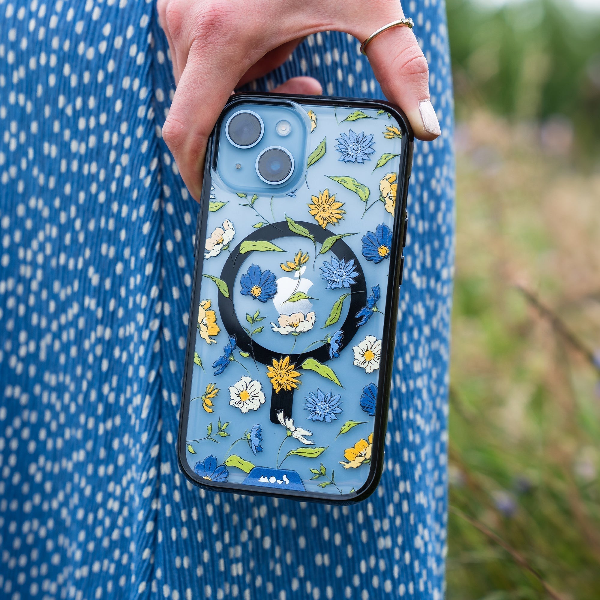mous-floral-blue-coque-de-t-l-phone-flowers-magsafe-bleue-iphone-14-14-plus-14-p image 4