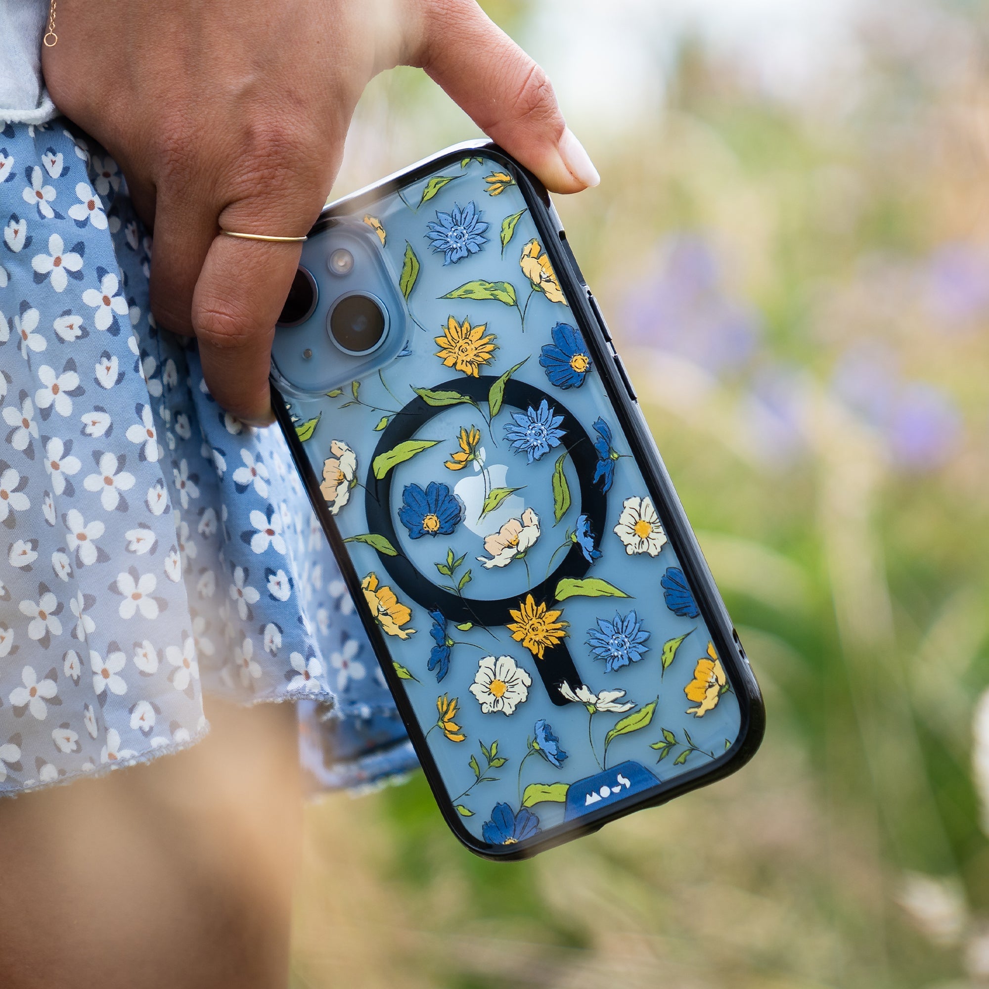 mous-floral-blue-coque-de-t-l-phone-flowers-magsafe-bleue-iphone-14-14-plus-14-p image 3