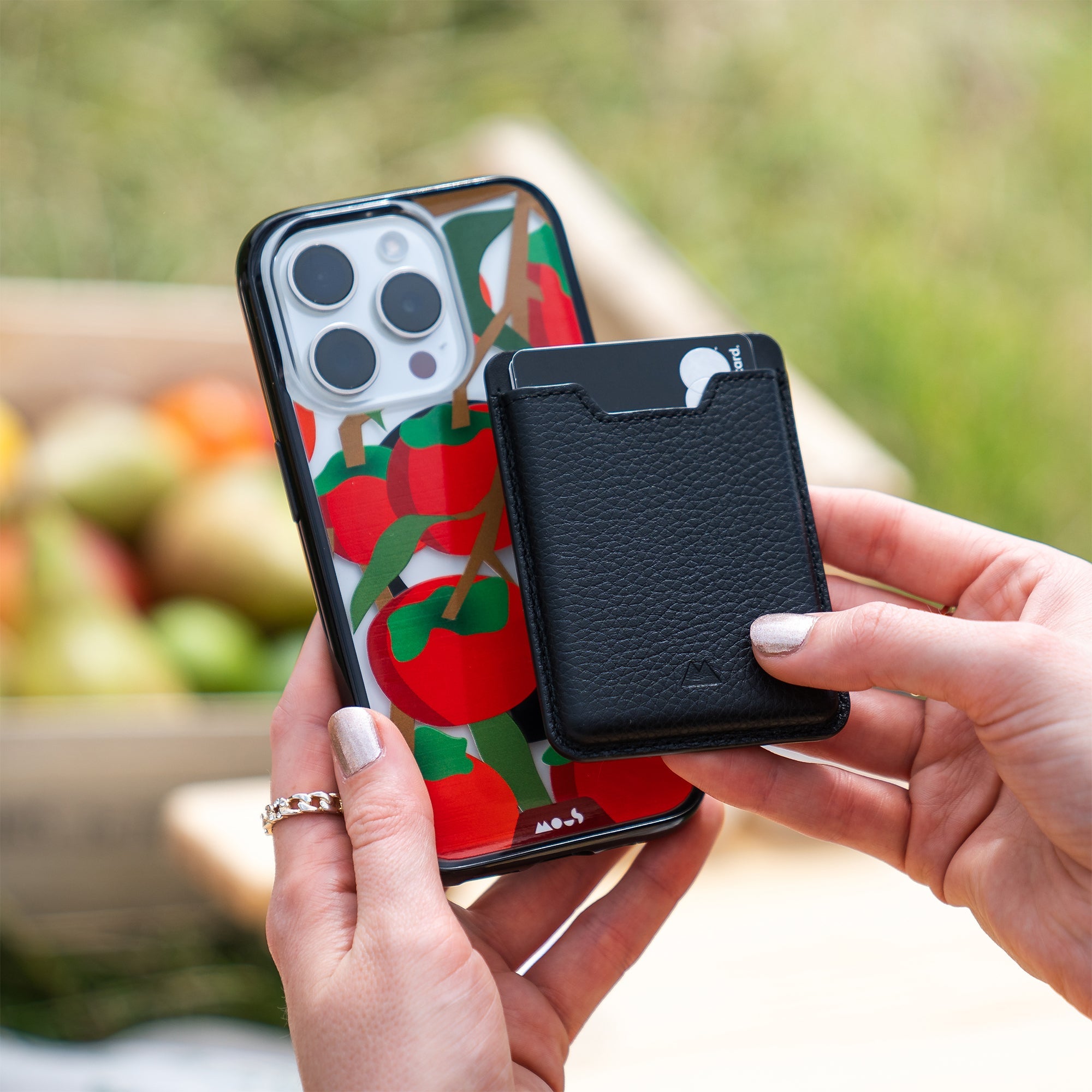 mous-fruits-tomato-coque-protectrice-rouge-compatible-magsafe-pour-iphone-14-14- image 2