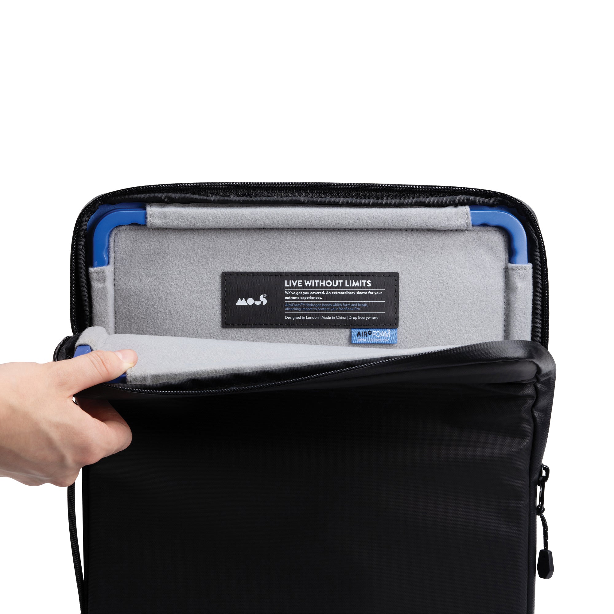 mous-housse-macbook-pro-avec-poign-e-14-et-16-pouces-airofoam-ultra-protectrice image 2