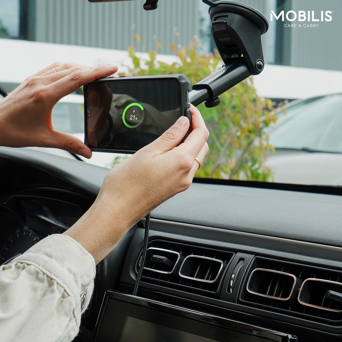 mobilis-energia-mobile-dongle-pogo-pin-usb-c-support-ventouse-pare-brise-65w image 8