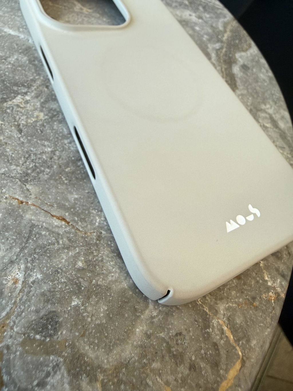 Enfin une coque discrète et MagSafe