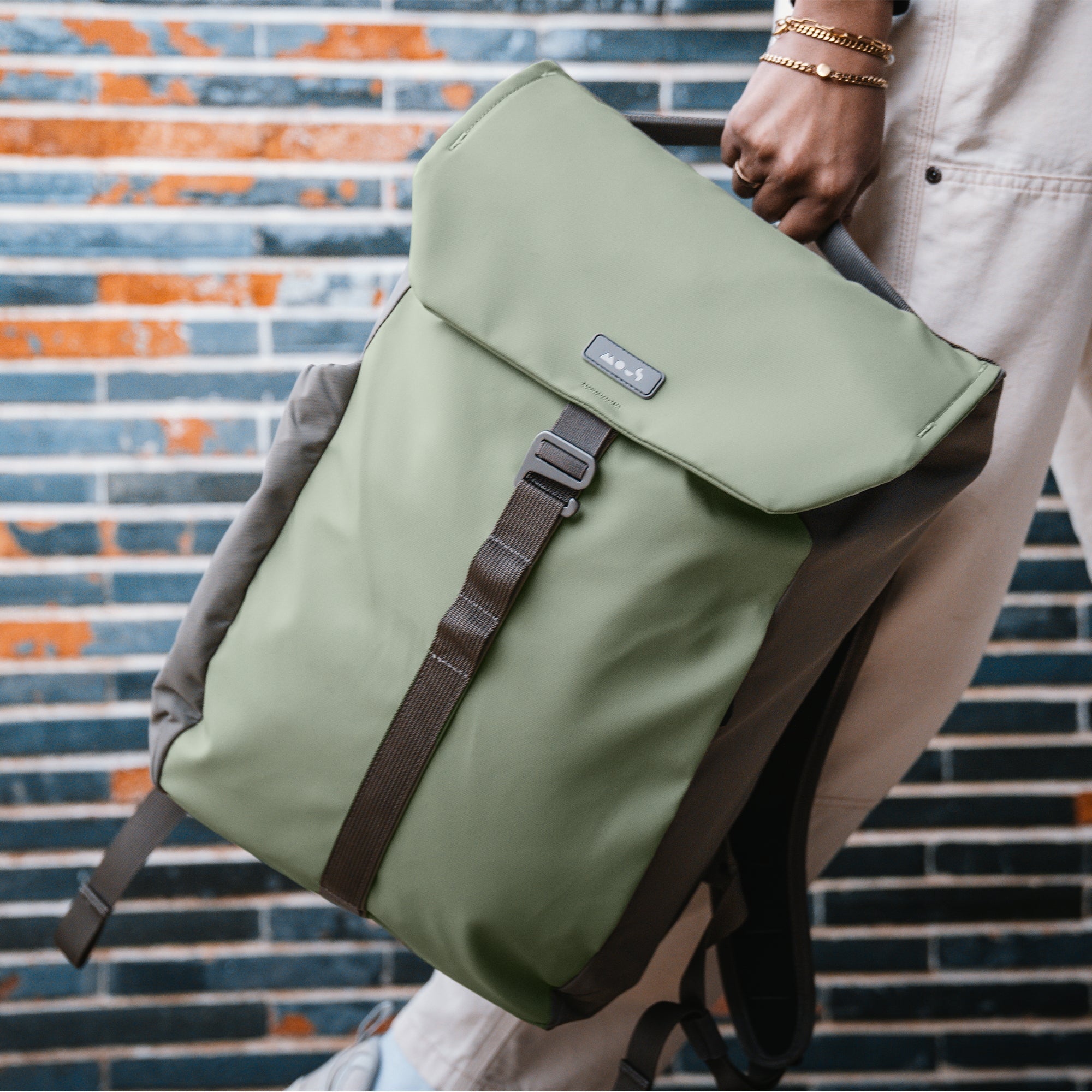 mous-day-backpack-airofoam-sage-flap-20-litres-sac-dos-vert-20l image 5