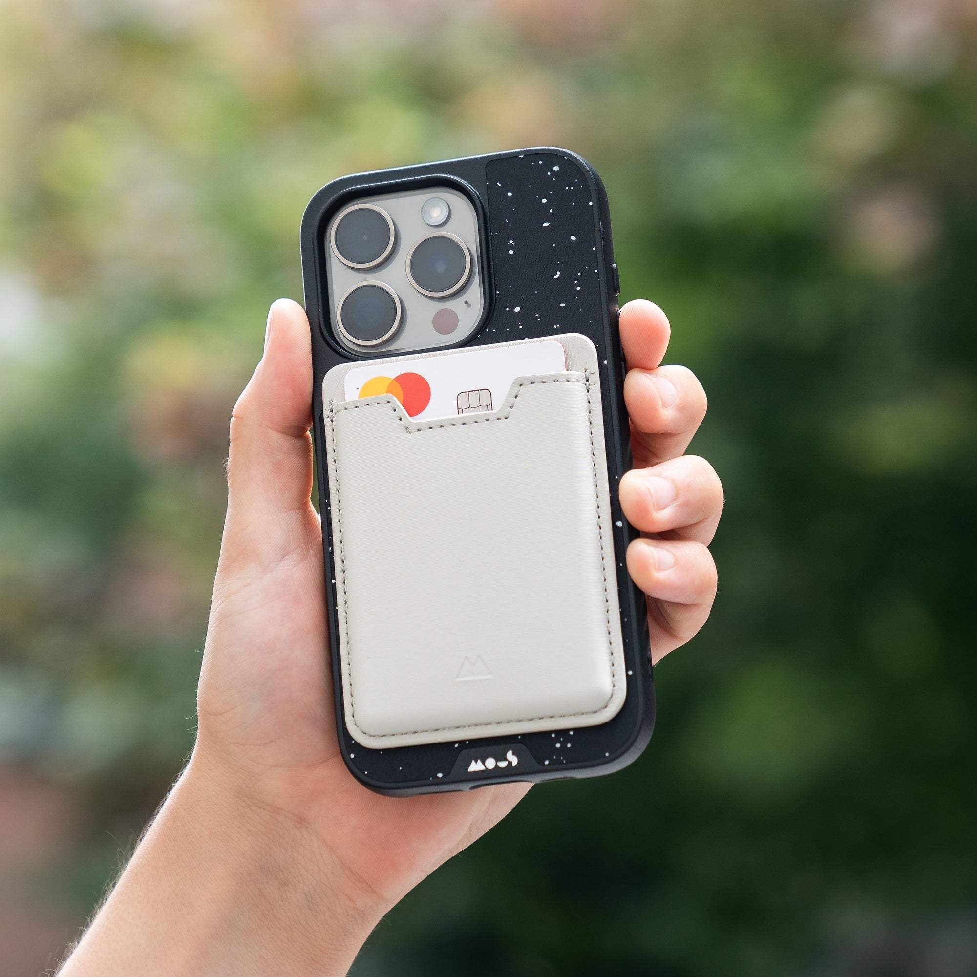 mous-clarity-portefeuille-cartes-stone-magsafe-compatible image 4