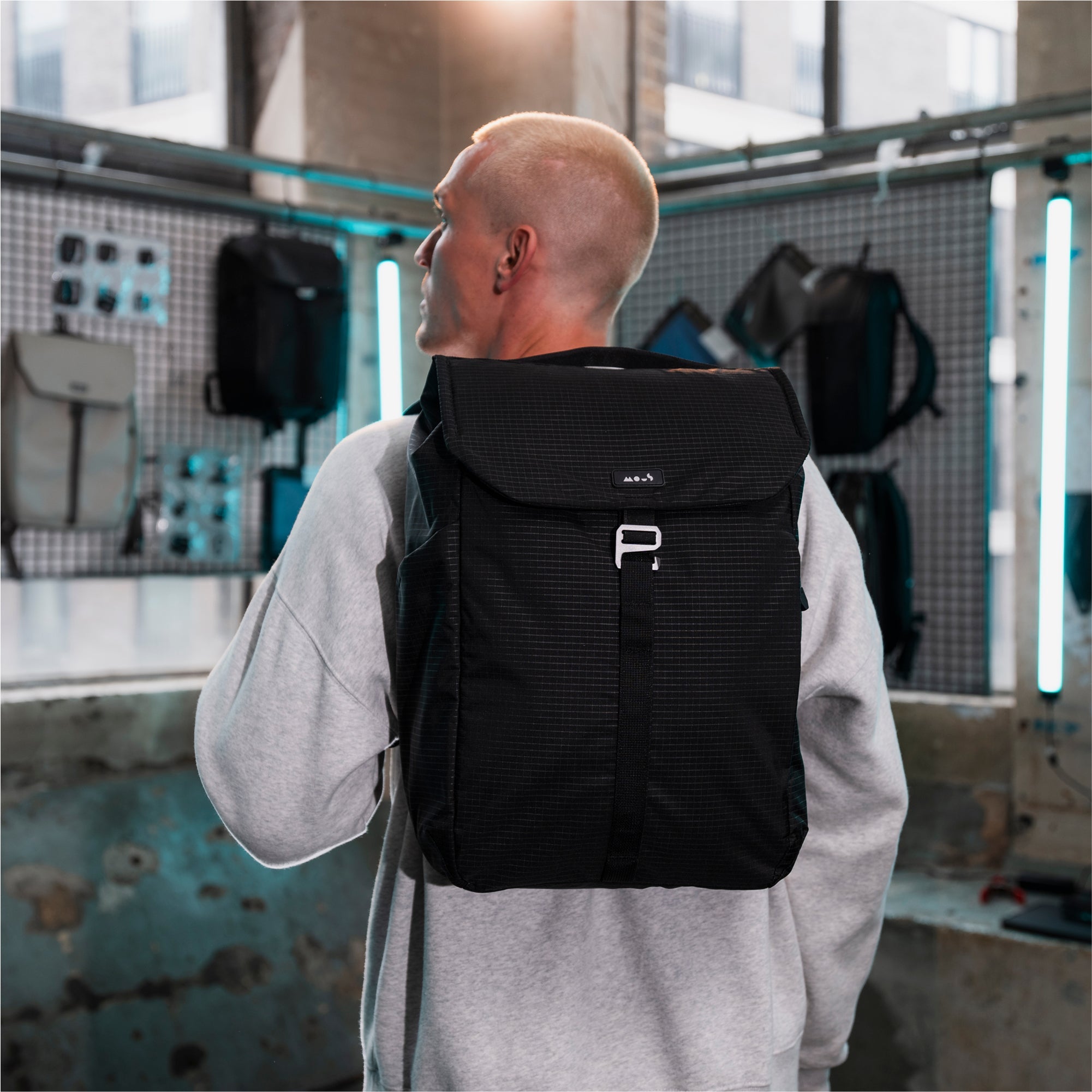 sac-dos-mous-flap-backpack-day-ultratex-20-litres-noir-r-sistant-l-eau image 2
